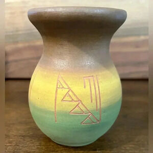 Vintage Sioux Indians Signed Pottery Vase Flat Bottom Sioux Indian Label EUC